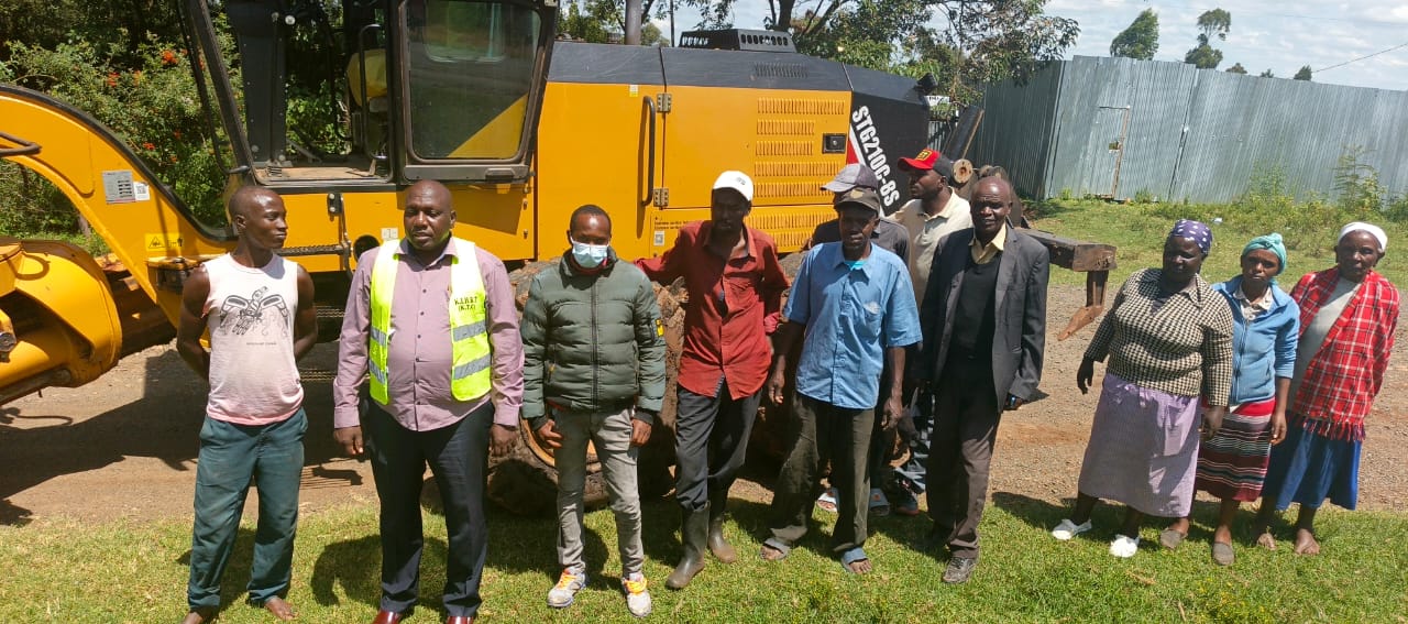 residents of Nyangores ward who turned up to welcome the start of works at the  2Km Kyogon-Famous Gate road. Photo/Radio the Sheriff