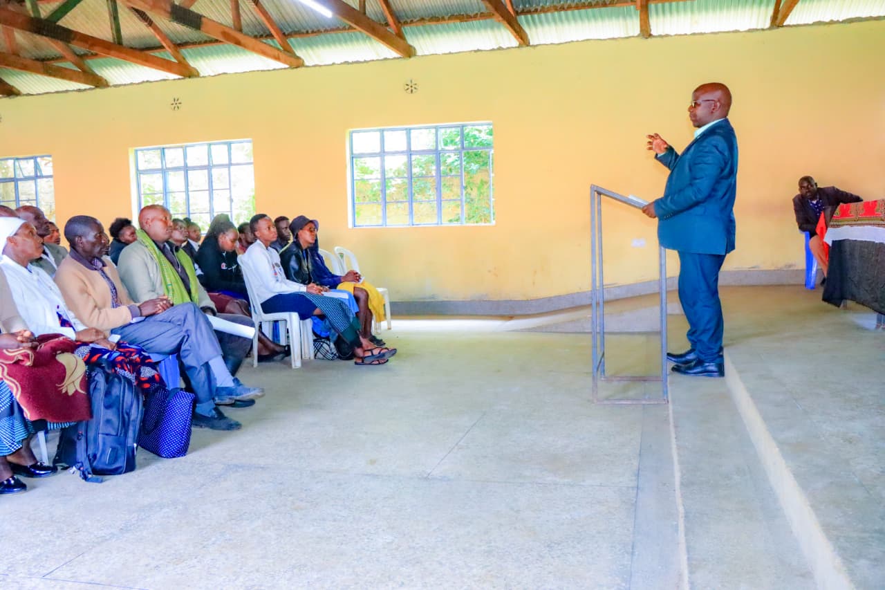 Education and Vocational Training Chief Officer Dr John Keter giving his address during teh ceremony to unveil 20 students who will receiving funding from SHOFCO