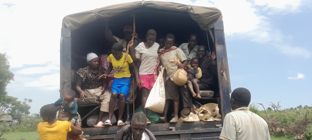 Some of the victims of the ethnic violence which displaced nearly 800 families in Trans Mara being taken back to thei rhome using police tracks. Photo/file